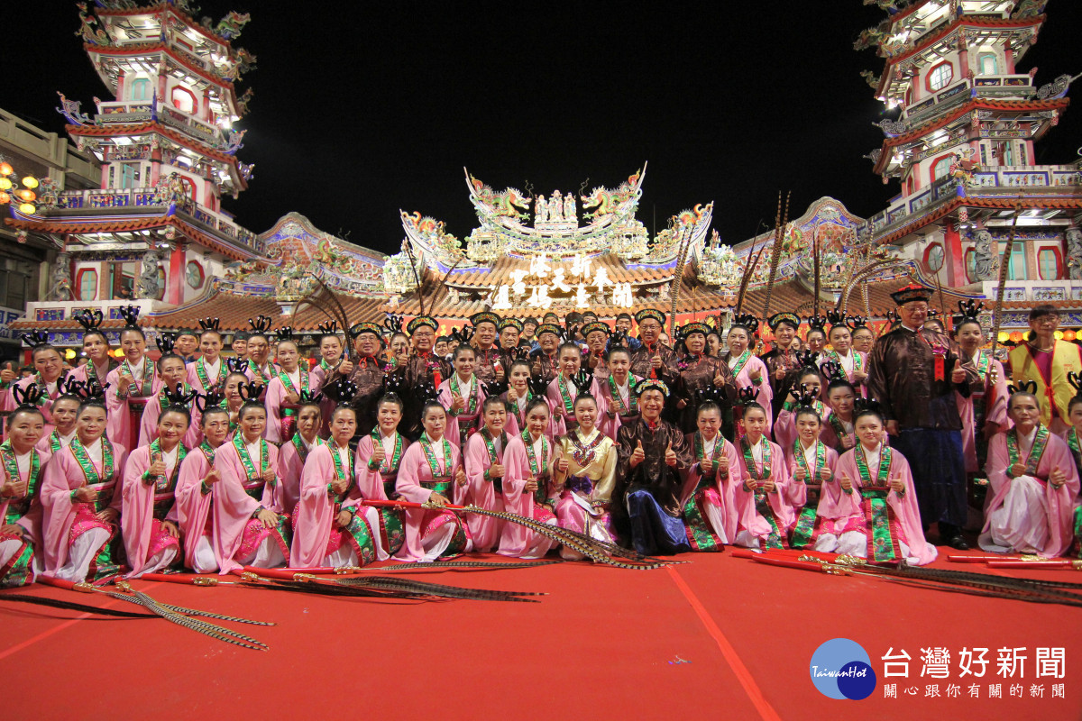 嘉義縣新港奉天宮舉行媽祖祝壽大典,循清祀典古禮,行演「六佾舞」為媽祖祝壽/陳致愷翻攝