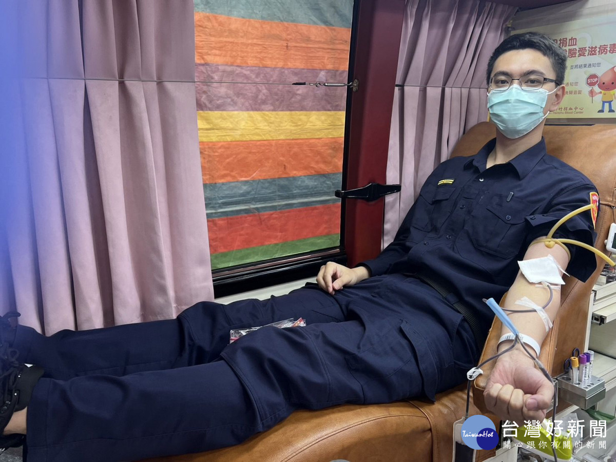 響應浴佛節捐血活動,平鎮警響應捐熱血。
