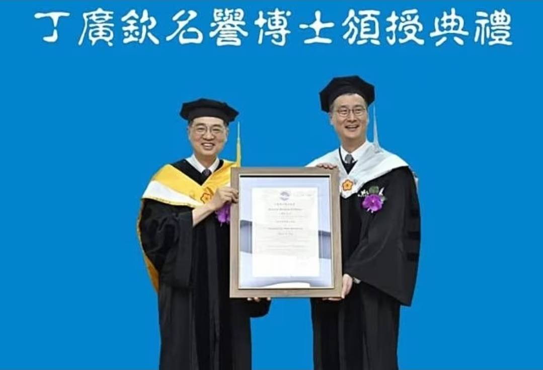 台灣世界展望會董事長丁廣欽(右)獲頒國立暨南國際大學榮譽博士。國立暨南國際大學提供