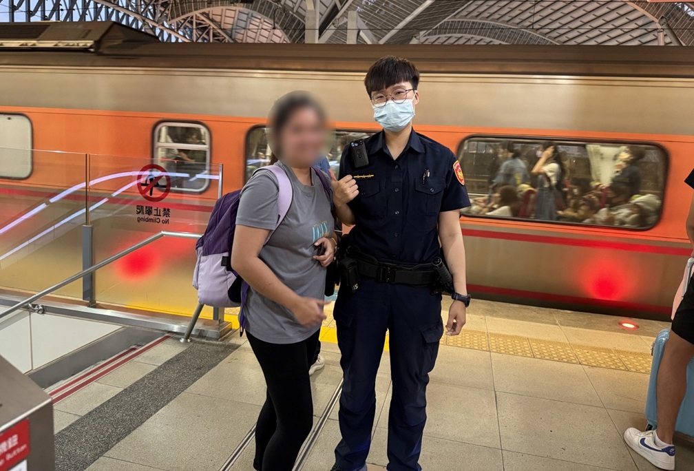 ▲圖說:員警自掏腰包協助購買返程車票,讓這名菲籍女子感激不已 (圖/台中市政府提供)