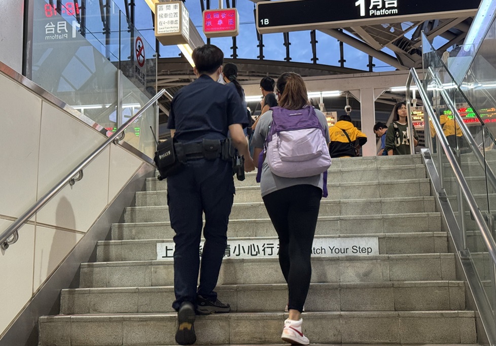 ▲圖說:員警透過英文溝通了解來龍去脈,暖心伸出援手協助異鄉遊子踏上歸途 (圖/台中市政府提供)
