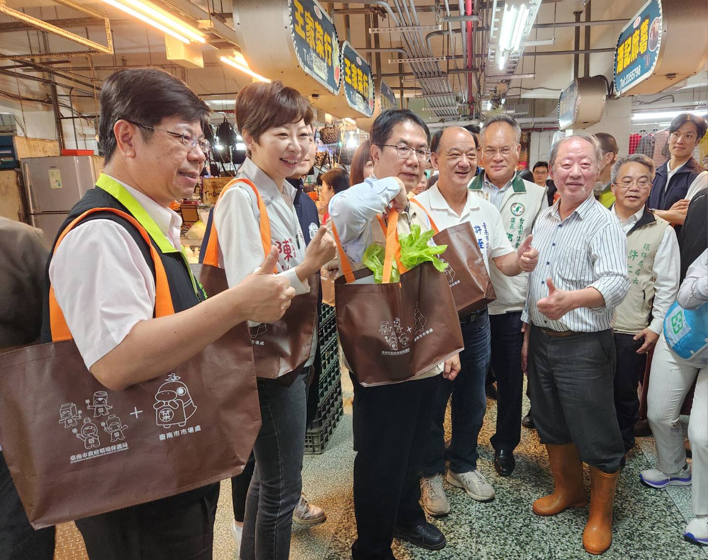 ▲台南市環保局及市場處在公有市場推廣「袋袋相傳」,市長黃偉哲也以行動響應。(圖/記者陳彥霖攝)