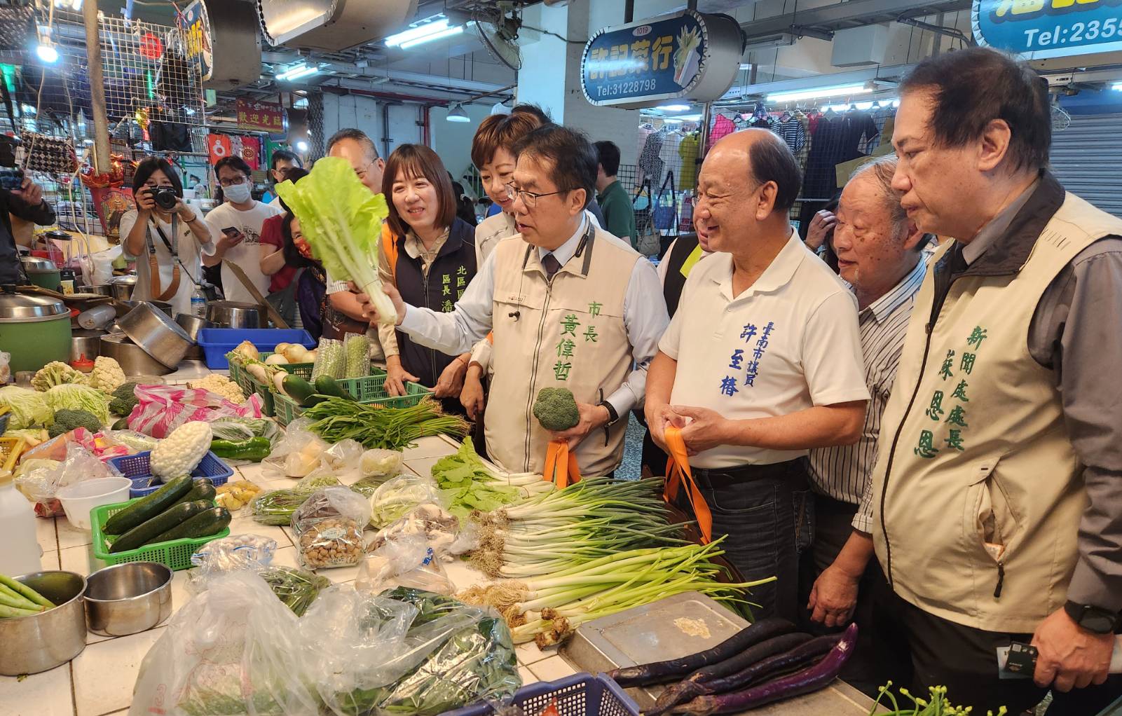 ▲台南市環保局及市場處在公有市場推廣「袋袋相傳」，市長黃偉哲也以行動響應。（圖／記者陳彥霖攝）