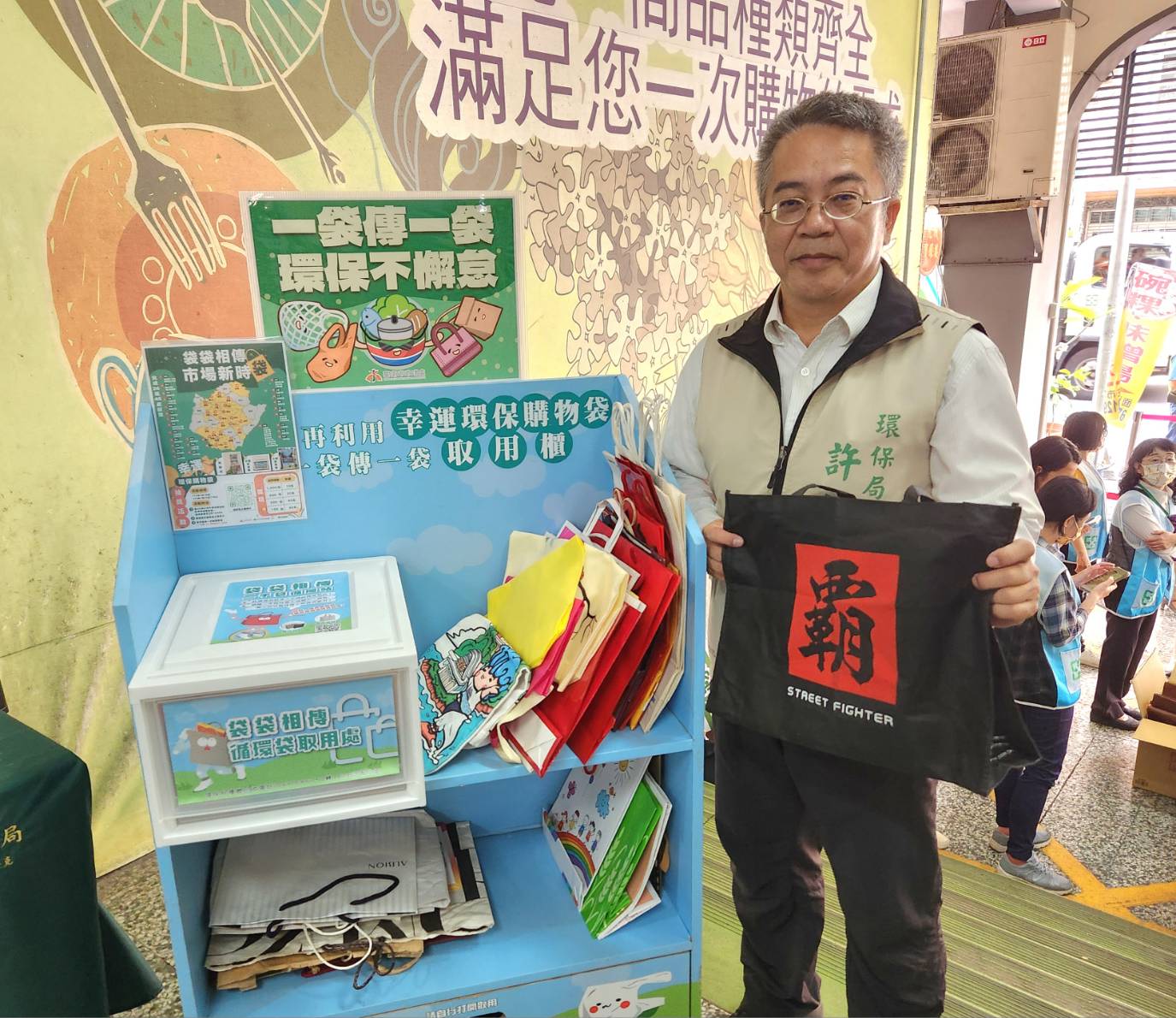 ▲號召市民落實「少用、自備、再使用」減塑妙招，源頭減量，響應民眾還有機會抽中300元購物金。（圖／記者陳彥霖攝）