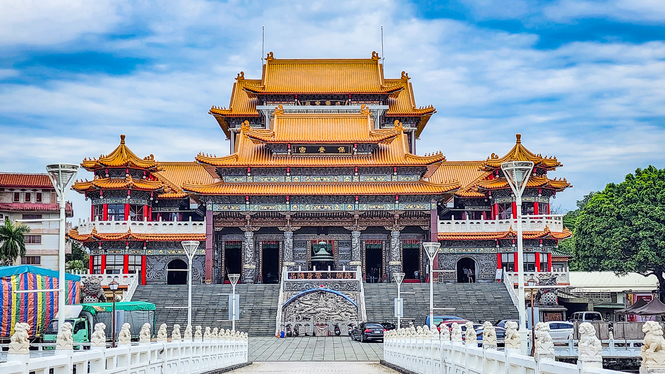 ▲覆鼎金保安宮坐落於金獅湖畔,為當地重要信仰中心。(圖/記者黃淑貞攝)