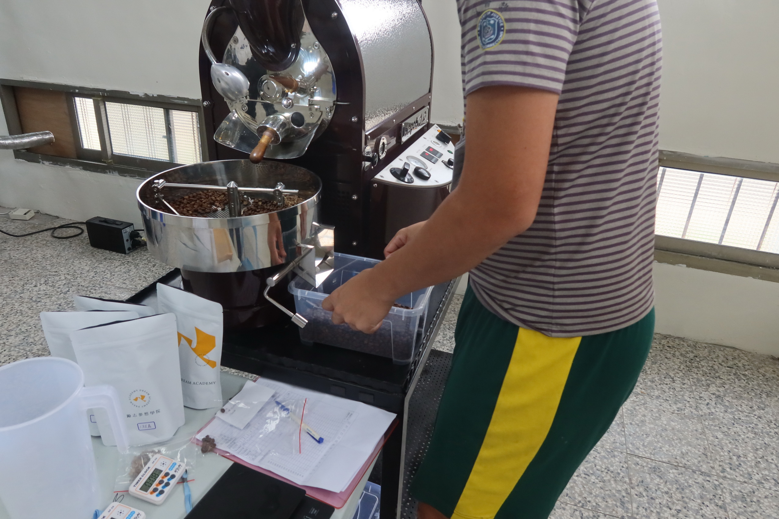 ▲首屆法務部勵志盃烘豆武林全國爭霸賽，這次比賽共有56名選手參加，迷途羔羊烘出「幸福味」，高牆內散發的幸福滋味。（記者張溎壕攝）