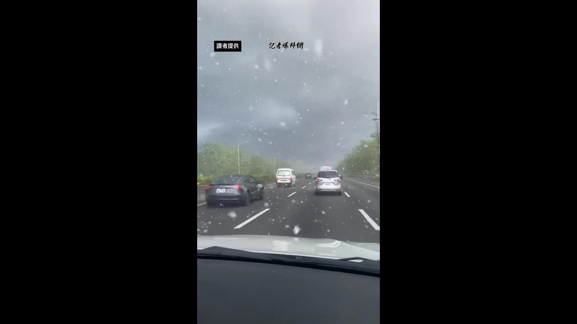 ▲國道1號埤頭路段大量木棉花的棉絮隨風飄逸，宛如下起五月雪，不少人覺得浪漫，國道警方提醒，行駛高速公路勿賞景，仍應專心開車、注意車況。（記者張溎壕翻攝）