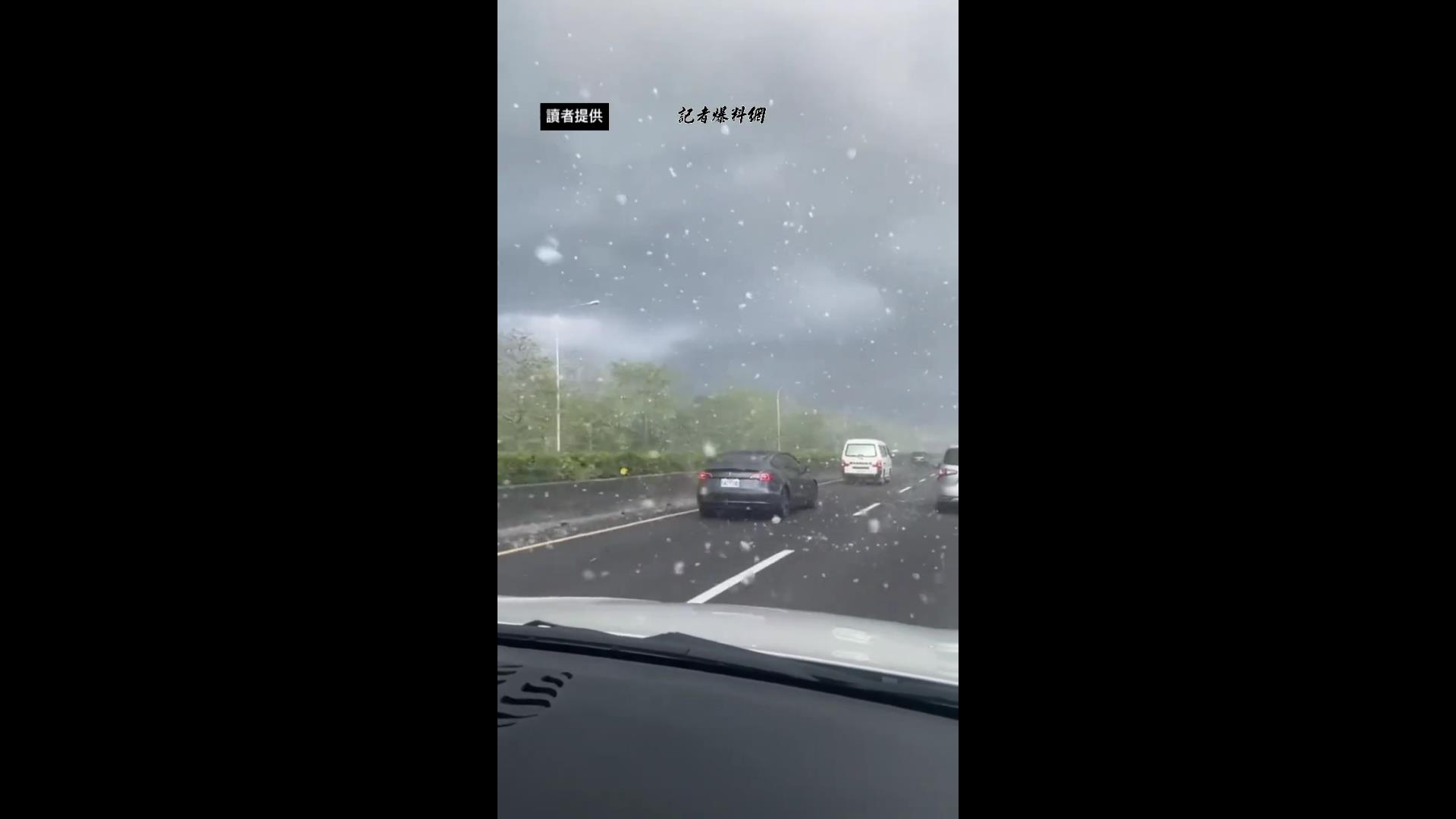 ▲國道1號埤頭路段大量木棉花的棉絮隨風飄逸，宛如下起五月雪，不少人覺得浪漫，國道警方提醒，行駛高速公路勿賞景，仍應專心開車、注意車況。（記者張溎壕翻攝）