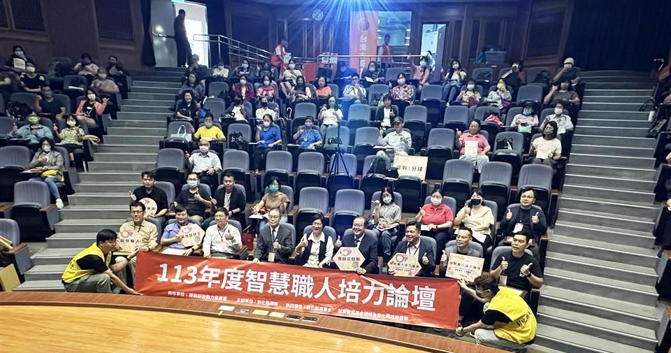 ▲五一勞動節,彰化縣政府舉辦「智慧職人論壇」活動,提供勞工朋友與在地產業企業家及專家學者互動機會。(記者張溎壕攝)
