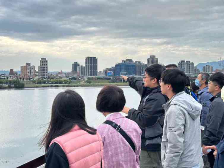 ▲迪化污水處理廠講師說明放流水排放位置及周遭水文環境。（台北市政府提供）