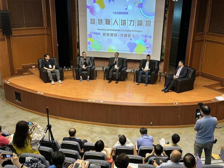 ▲為使勞工朋友了解人工智能在職場最新趨勢與運用，彰化縣政府在五一勞動節舉辦「智慧職人論壇」活動，彰化縣長王惠美等人與會，提供勞工朋友與在地產業企業家及專家學者互動機會。（彰化縣政府勞工處提供）