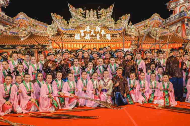 ▲昨天深夜，嘉義縣代理縣長劉培東、立法委員陳冠廷、新港鄉長葉孟龍等人身穿長袍馬褂出席新港奉天宮祝壽典禮，祈求嘉義縣風調雨順，百姓平安。（嘉義縣政府提供）