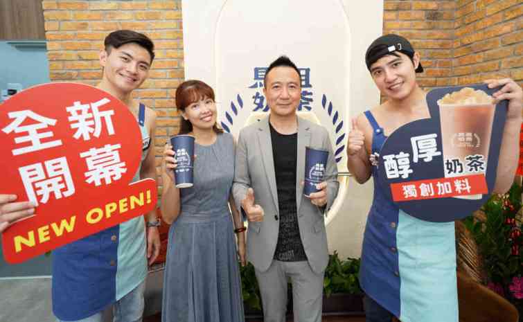▲「馬祖奶茶」邀請兩位猛男擔任一日店長，近距離與民眾共同製作招牌「海燕窩厚奶茶」嬌羞聲不斷。（記者張玉泰攝）