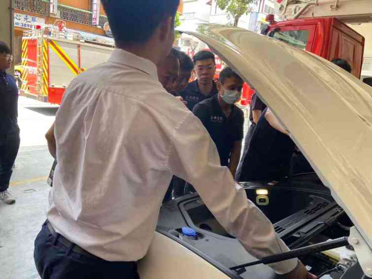 ▲技師透過實際車輛進行講解說明電動車需注意的感電風險。（台中市消防局提供）