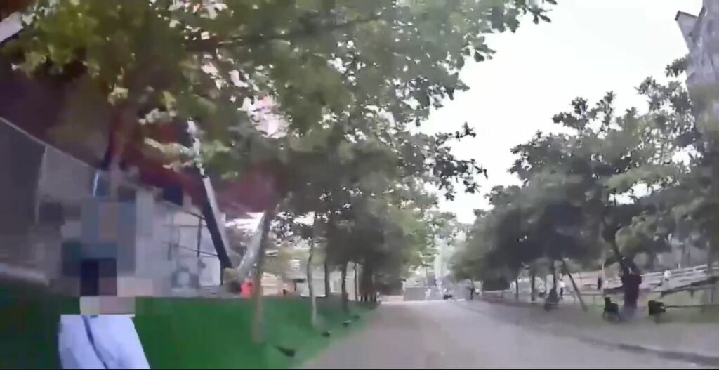 廣福所員警發現是3歲女童獨自外出,擔心發生意外,也增派張修碩、謝宗翰等巡邏員警協尋並同時調閱數十處路口監視器監看