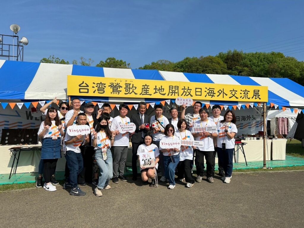 笠間市市長與協會團隊一起合影。圖/傑作陶藝