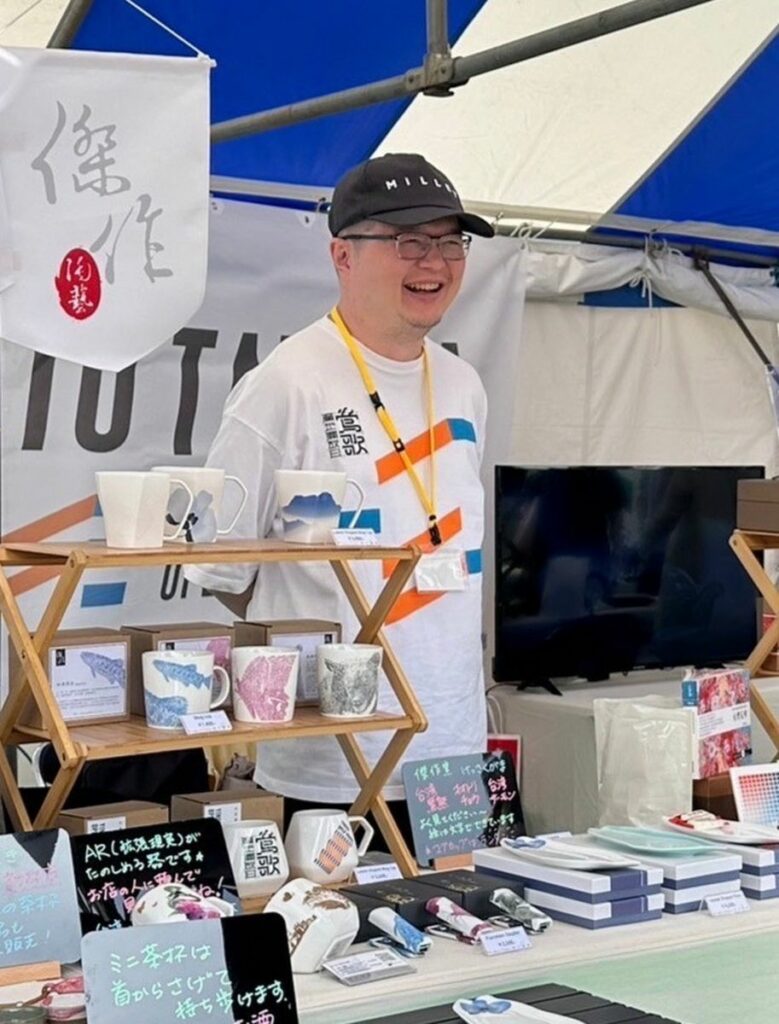 「傑作陶藝」的作品圖案,結合AR(擴增現實)應用,展現台灣作為IT強國的特點。圖/傑作陶藝