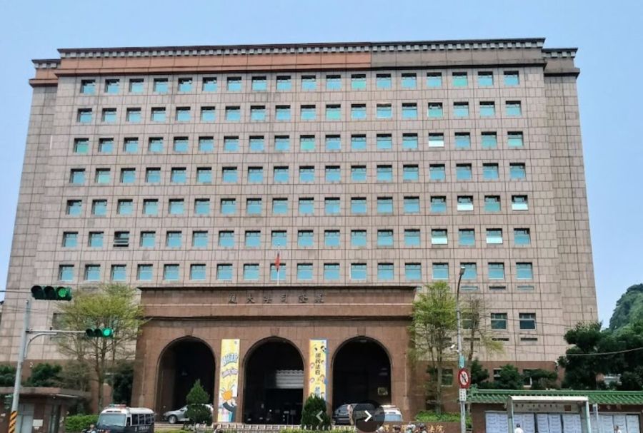 女友在廚房洗碗 狼男友客廳猥褻她女兒 218 女友在廚房洗碗 狼男友客廳猥褻她女兒 217