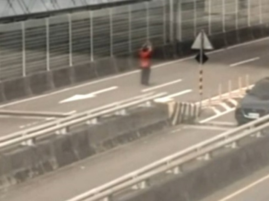 站高架道路揮舞雙手 紅衣男恐阻礙車輛通行罰500元 186 cnews204240501a03