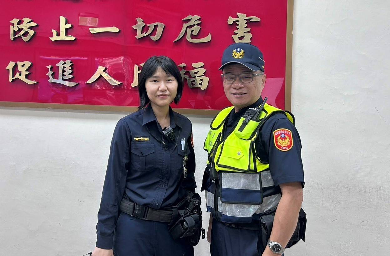 延平派出所副所長蔡坪錕(圖右)、警員劉宥廷(圖左)細心的觀察和與老婦人的交談,發現並非詐騙案的典型情形。(記者黃荷琇 翻攝)