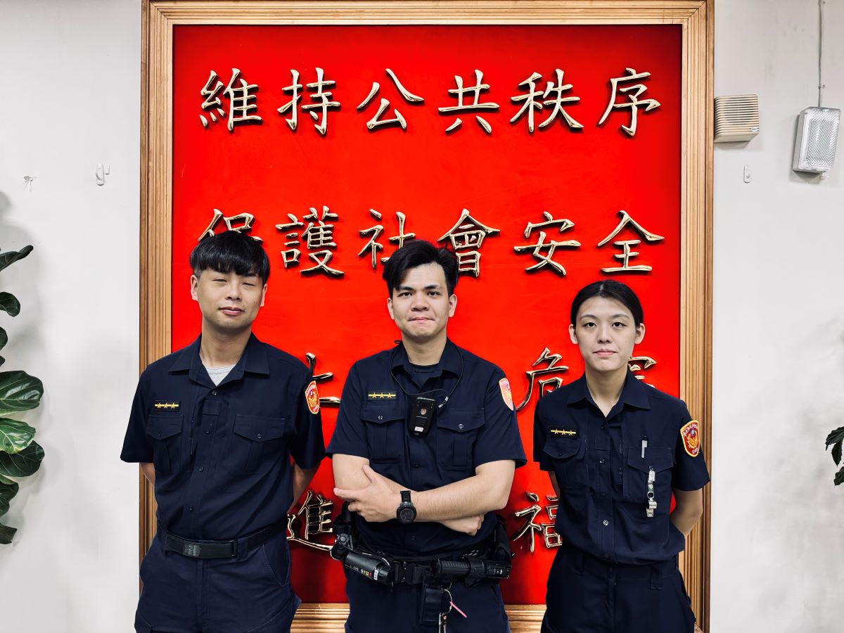 文德派出所警員吳秉倫(左)、陳宏凱(中)、鄭亦芸(右)。(記者薛秀蓮翻攝)