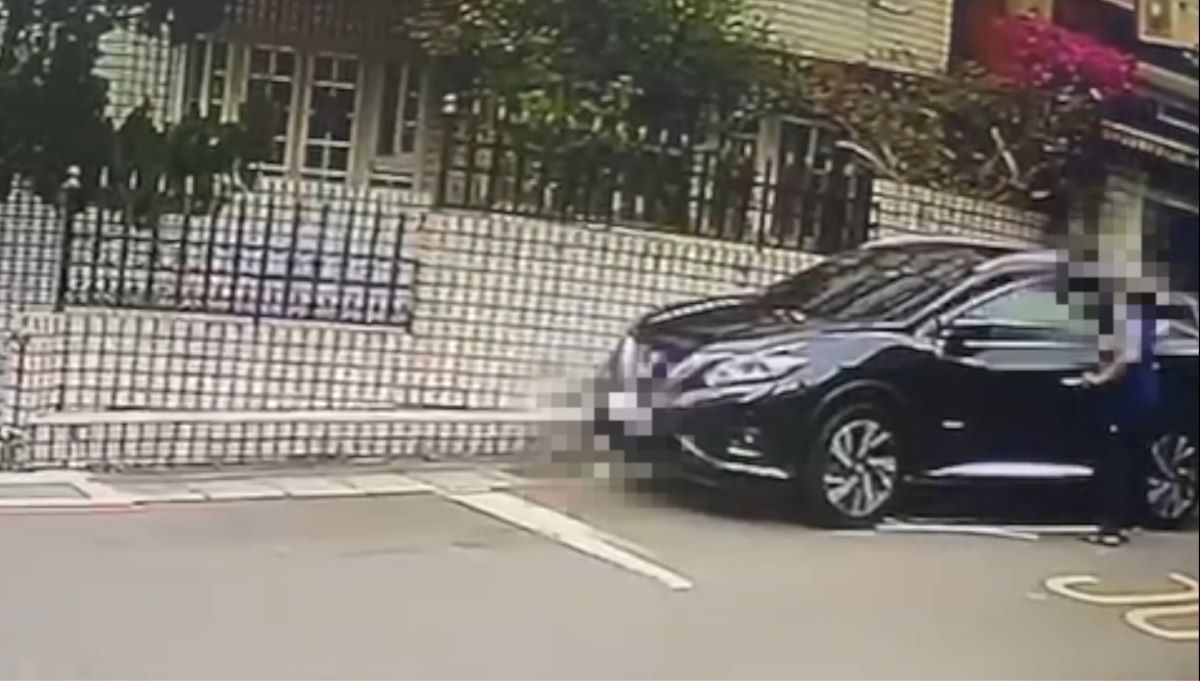 嫌疑人竊取畫面。(記者薛秀蓮翻攝)