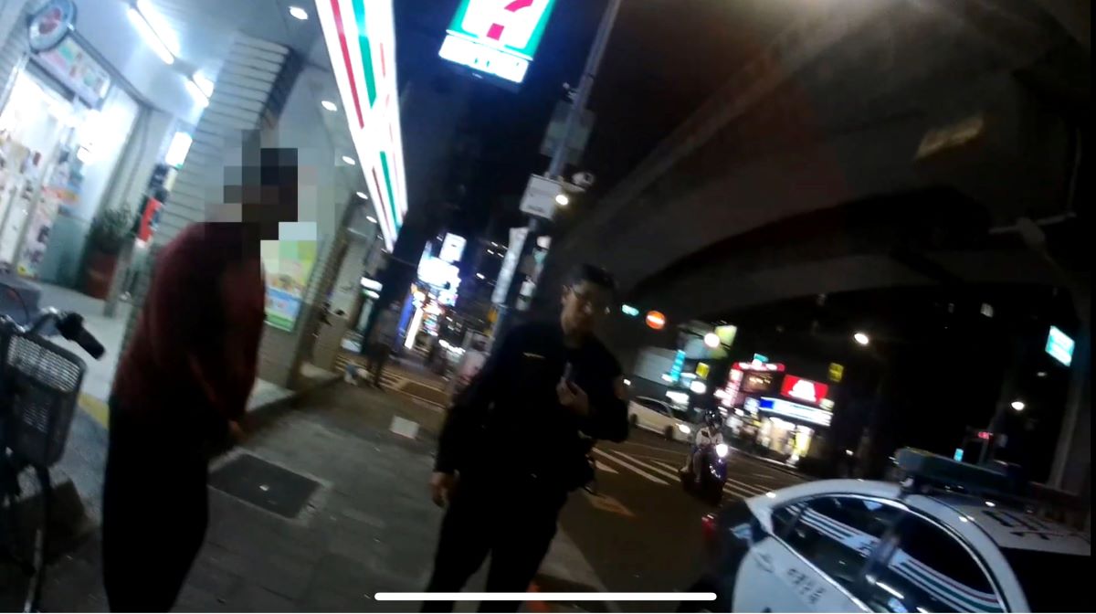 警方查獲嫌疑人畫面。(記者薛秀蓮翻攝)