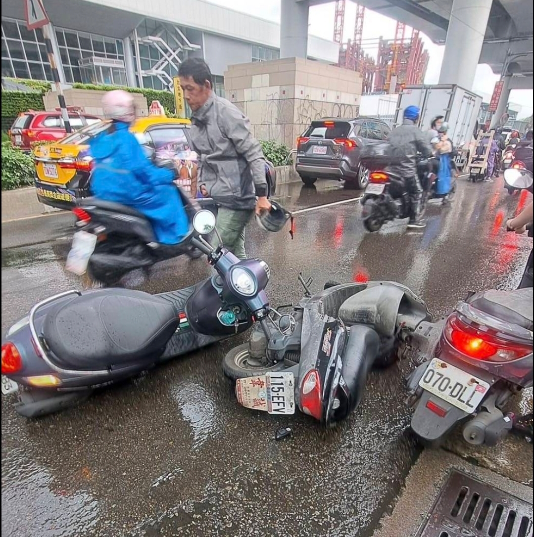 大同分局建成派出所接獲鄭州路交通衝突報警，兩名機車騎士因行車糾紛演變成肢體衝突。（記者黃荷琇 翻攝）