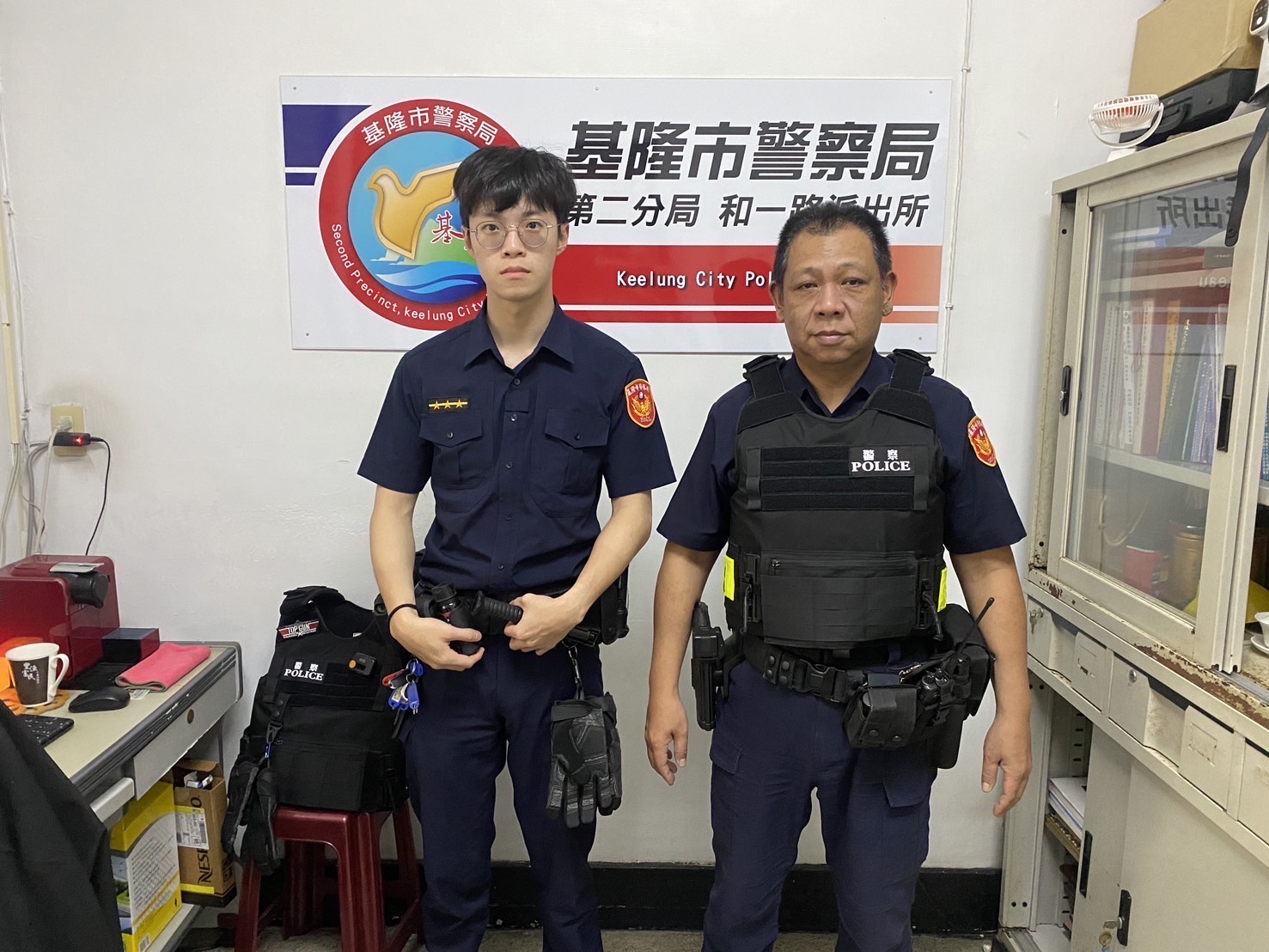 基隆市警察局第二分局和一路派出所警員呂佳駿、胡賢士(左至右)。(記者薛秀蓮翻攝)