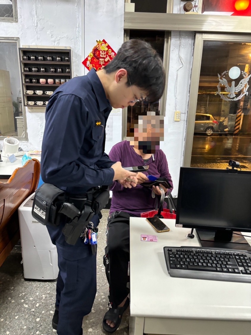 警方協助杜男找回背包。(記者薛秀蓮翻攝)