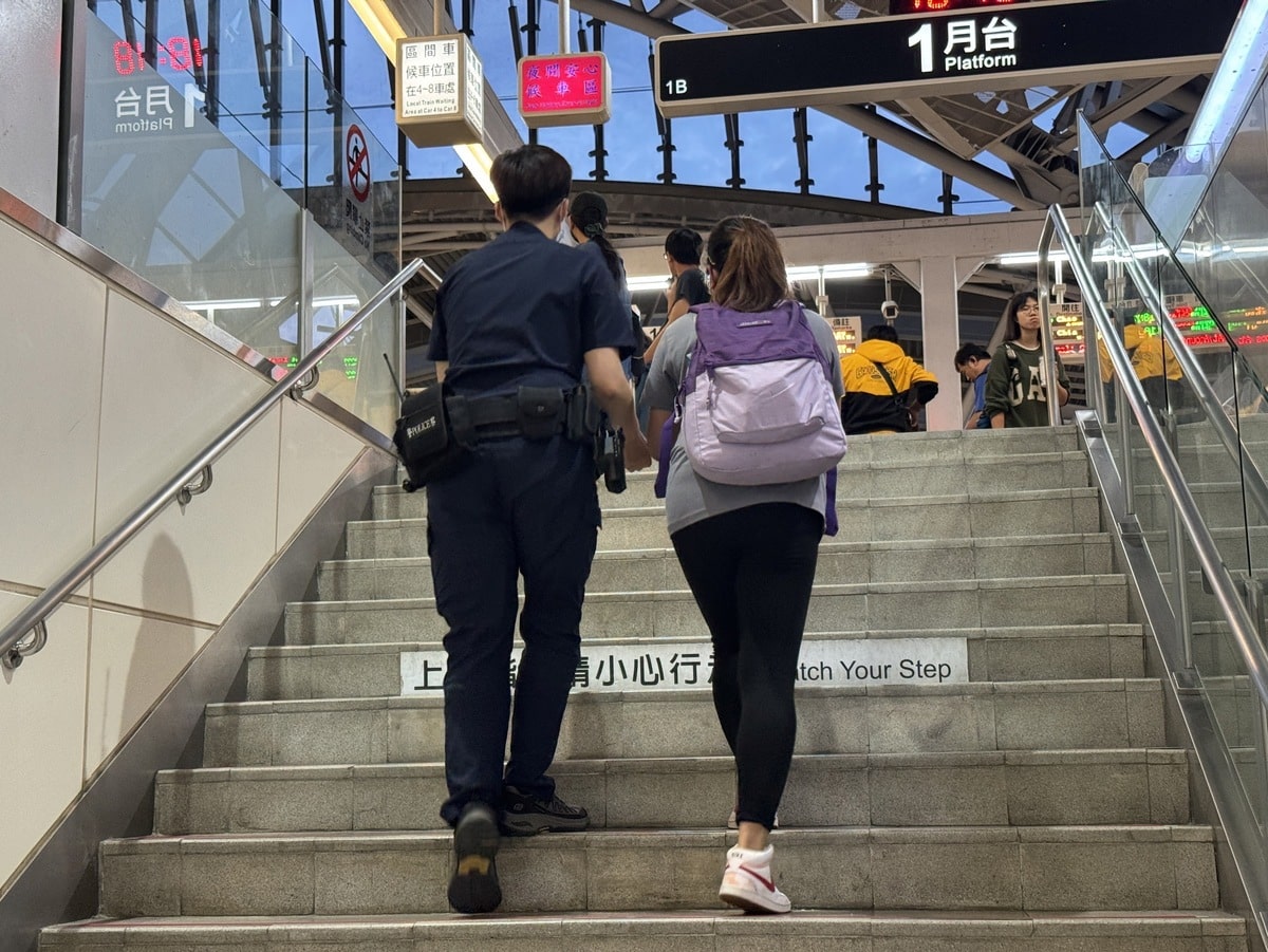 ▲員警透過英文溝通了解來龍去脈,暖心伸出援手協助異鄉遊子踏上歸途。