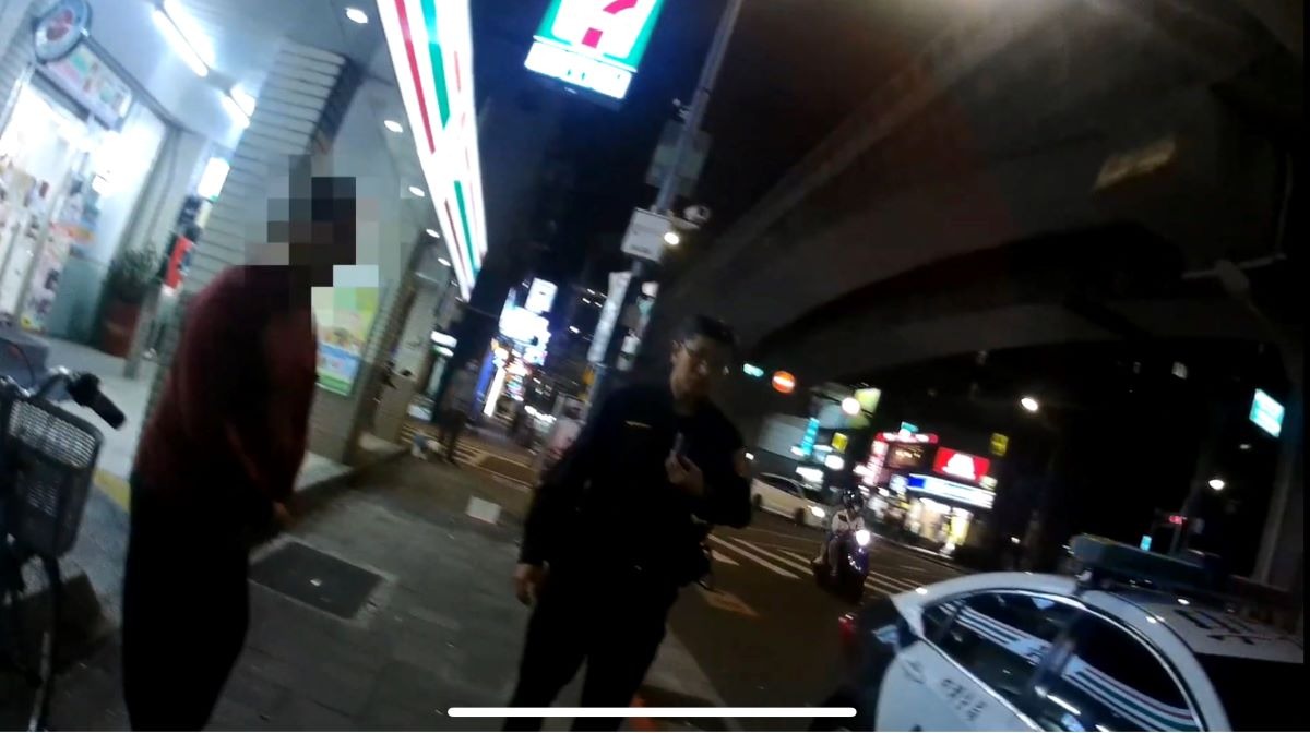 ▲內湖分局警方查獲嫌疑人畫面。