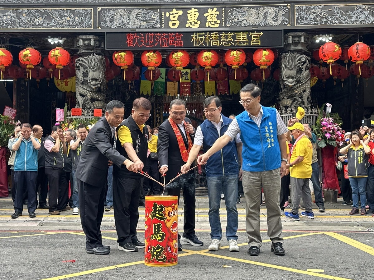 ▲新北市長侯友宜、慈惠宮主委賴春穆及局長、區長共同點燃起馬炮,為遶境揭開序幕。