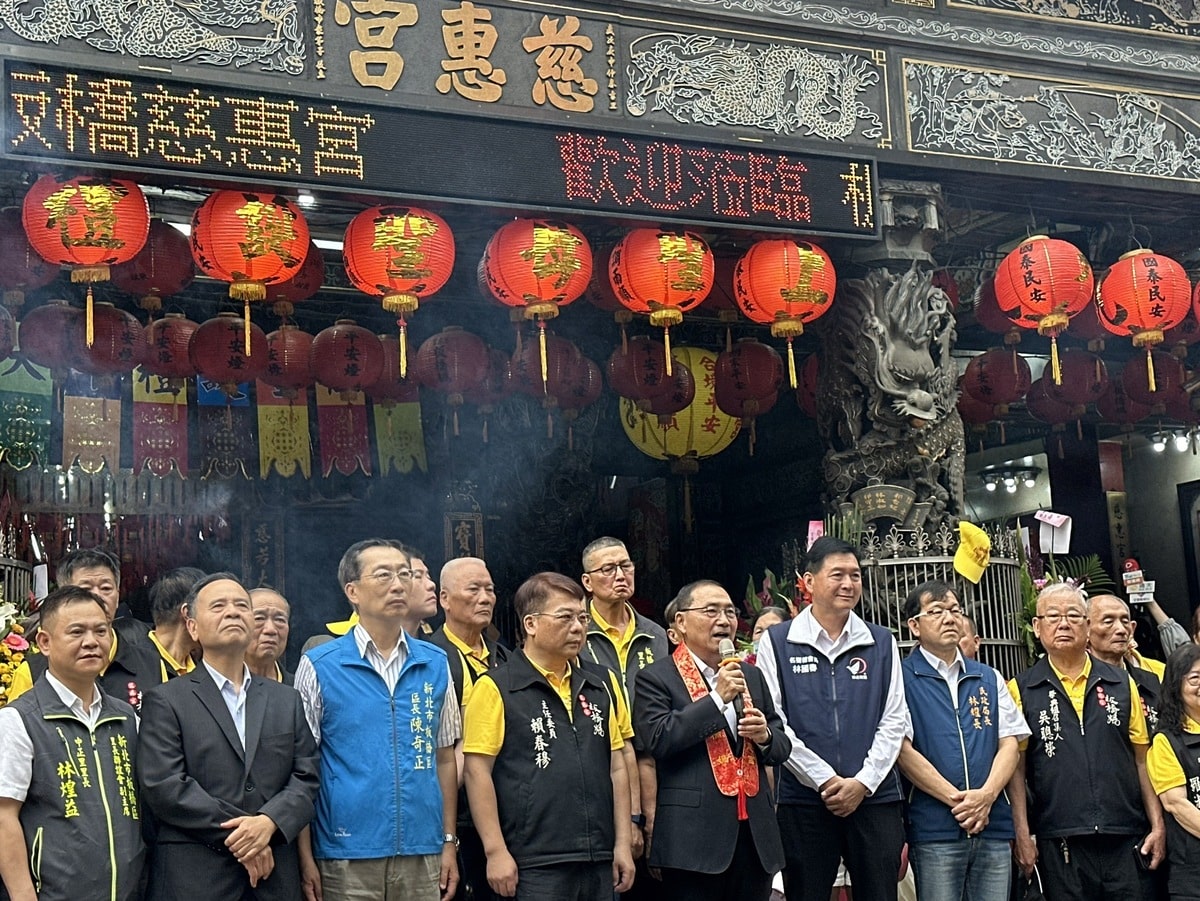 ▲新北市長侯友宜致詞時表示,祈願媽祖庇佑「壞運都去、好運都來」。