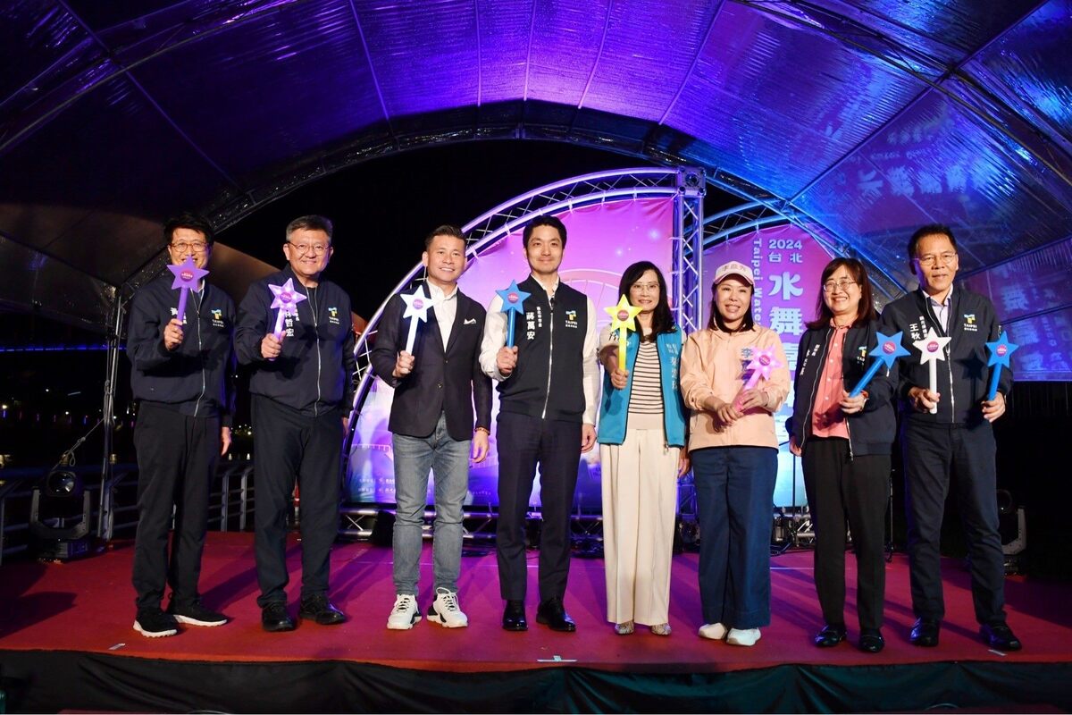 ▲蔣萬安與現場貴賓手持魔法棒,正式啟動水舞展演。