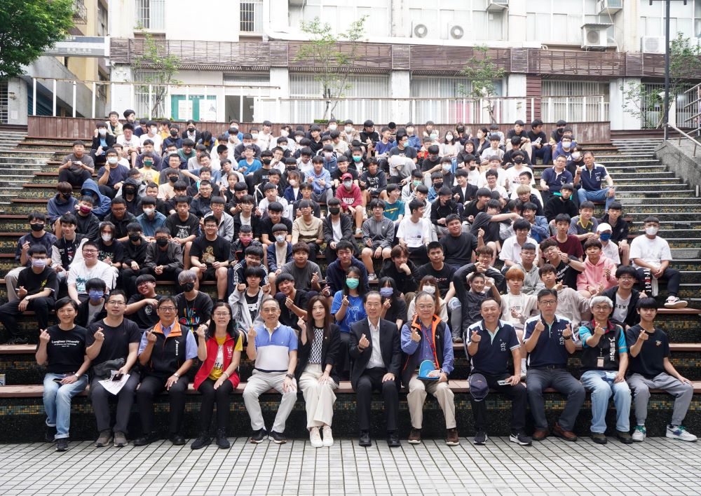 《圖說》龍華科大校園徵才博覽會盛大登場,齊聲祝福龍華學子求職順利。〈龍華科大提供〉