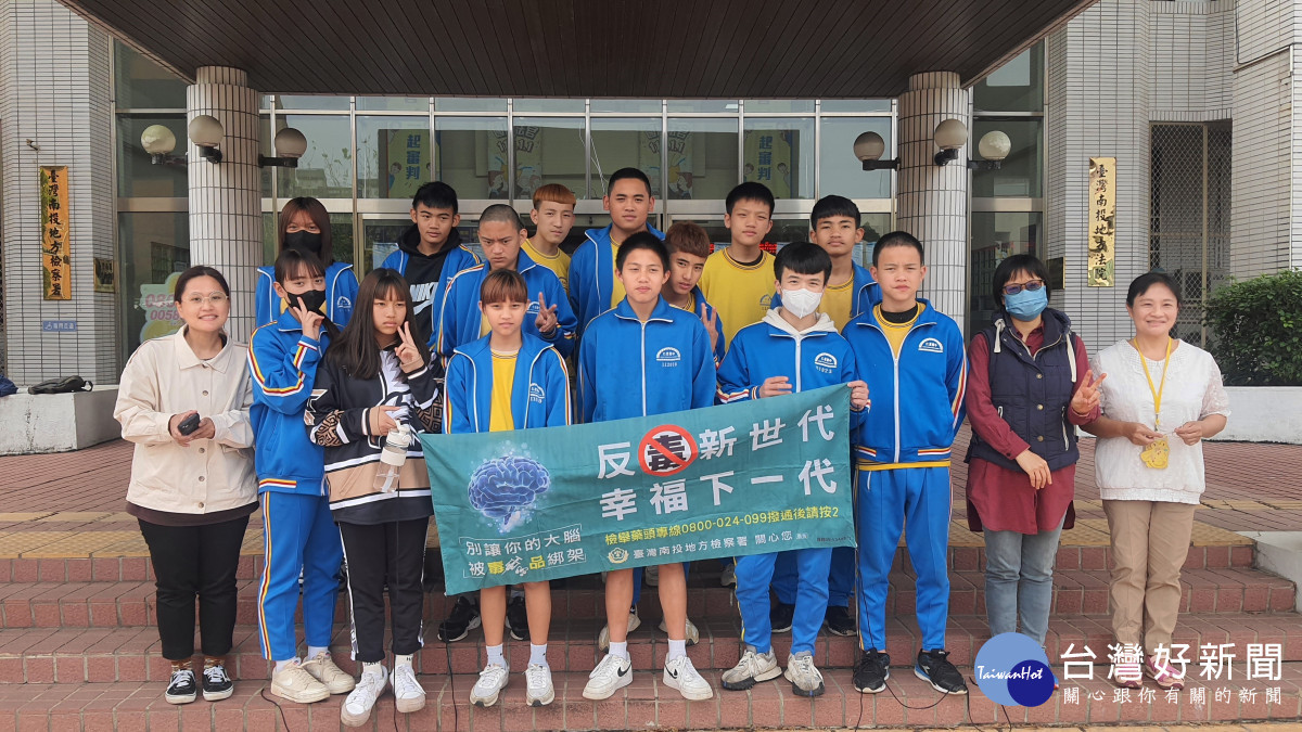 仁愛國中同學參訪南投地檢署。（地檢署提供）