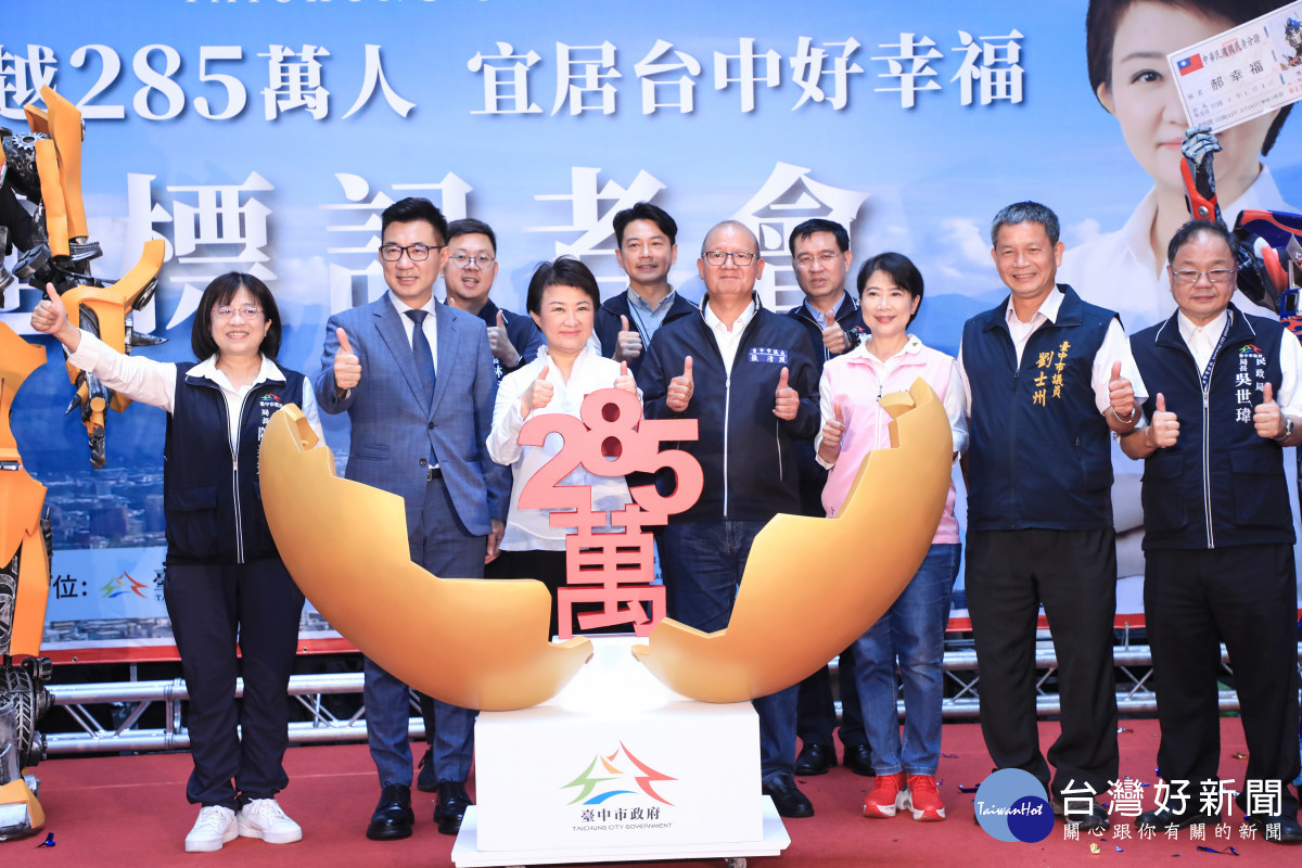 盧市長帶領來賓手持金槌敲開金蛋,宣布幸運得獎名單