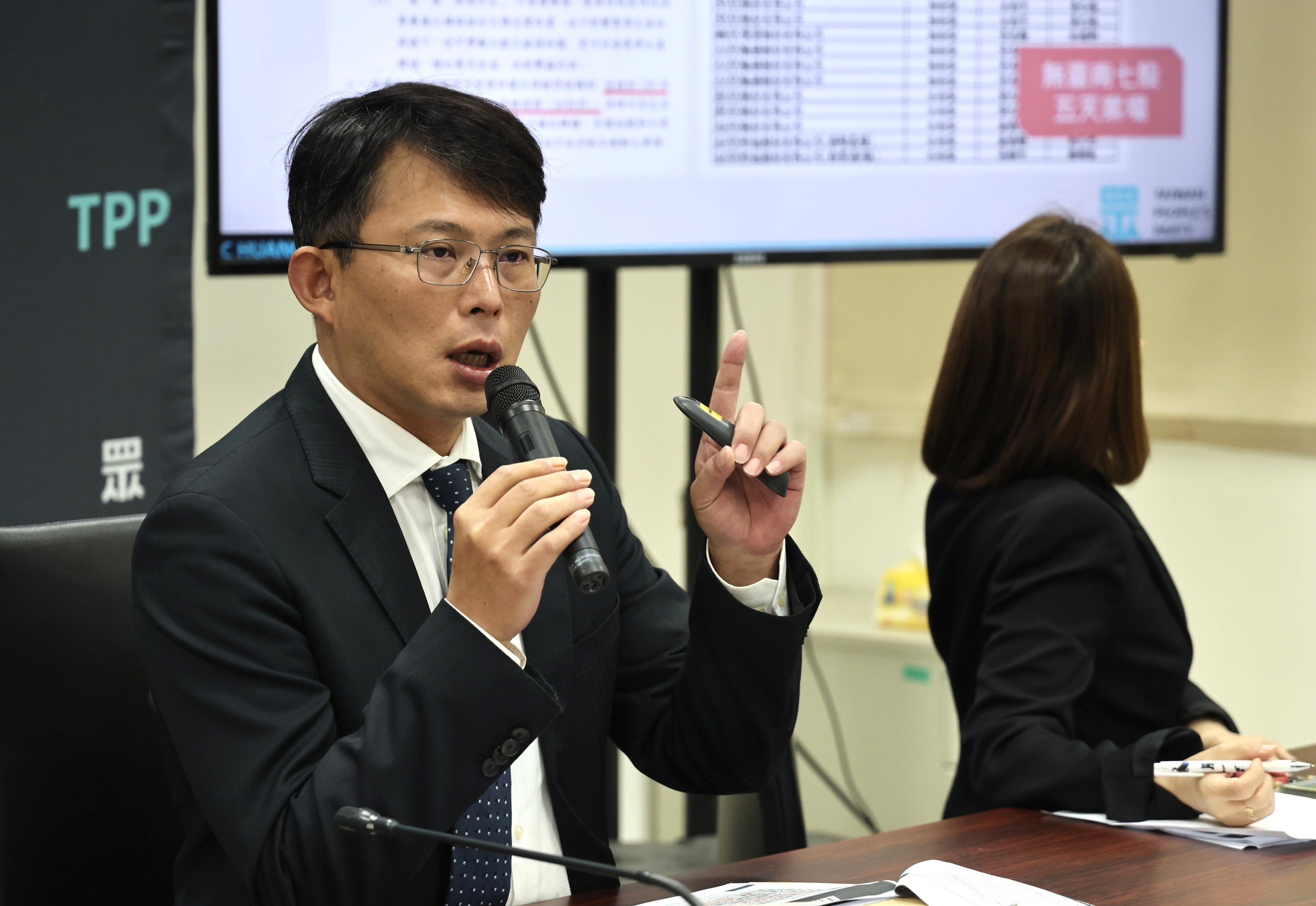 黃國昌1日爆料,總統蔡英文3月與民眾黨主席柯文哲會談時,曾提議喬NCC人事,但總統府否認。林啟弘攝