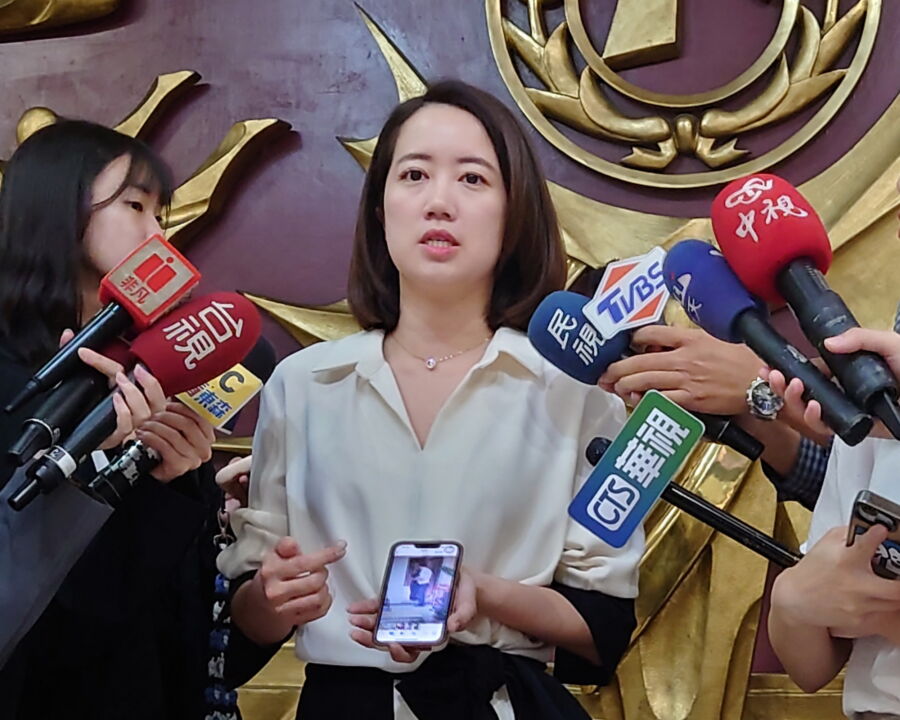 圖／民進黨新北市議員戴瑋姍秀畫面轟，王姓警官說謊！（新北市議員戴瑋姍提供）