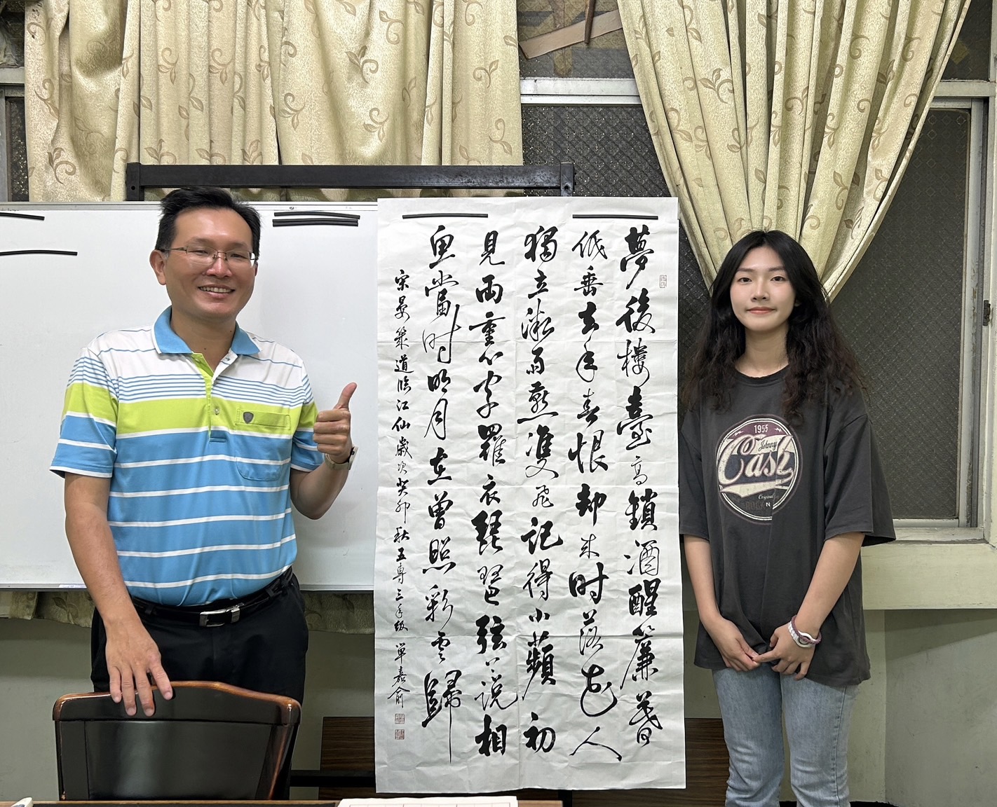 ▲單嘉俞書法師承陳人豪合影。(記者吳月惠翻攝)