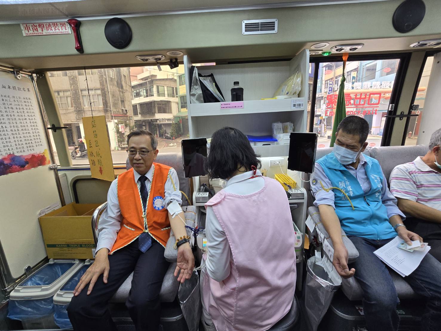 ▲為紓解血庫壓力,台電彰化區營業處舉辦「2024攏來捐血‧愛不停歇」活動,獲得洽公民眾踴躍挽袖捐血、台電員工愛心不落人後也助血庫「一臂之力」。(記者張溎壕攝)