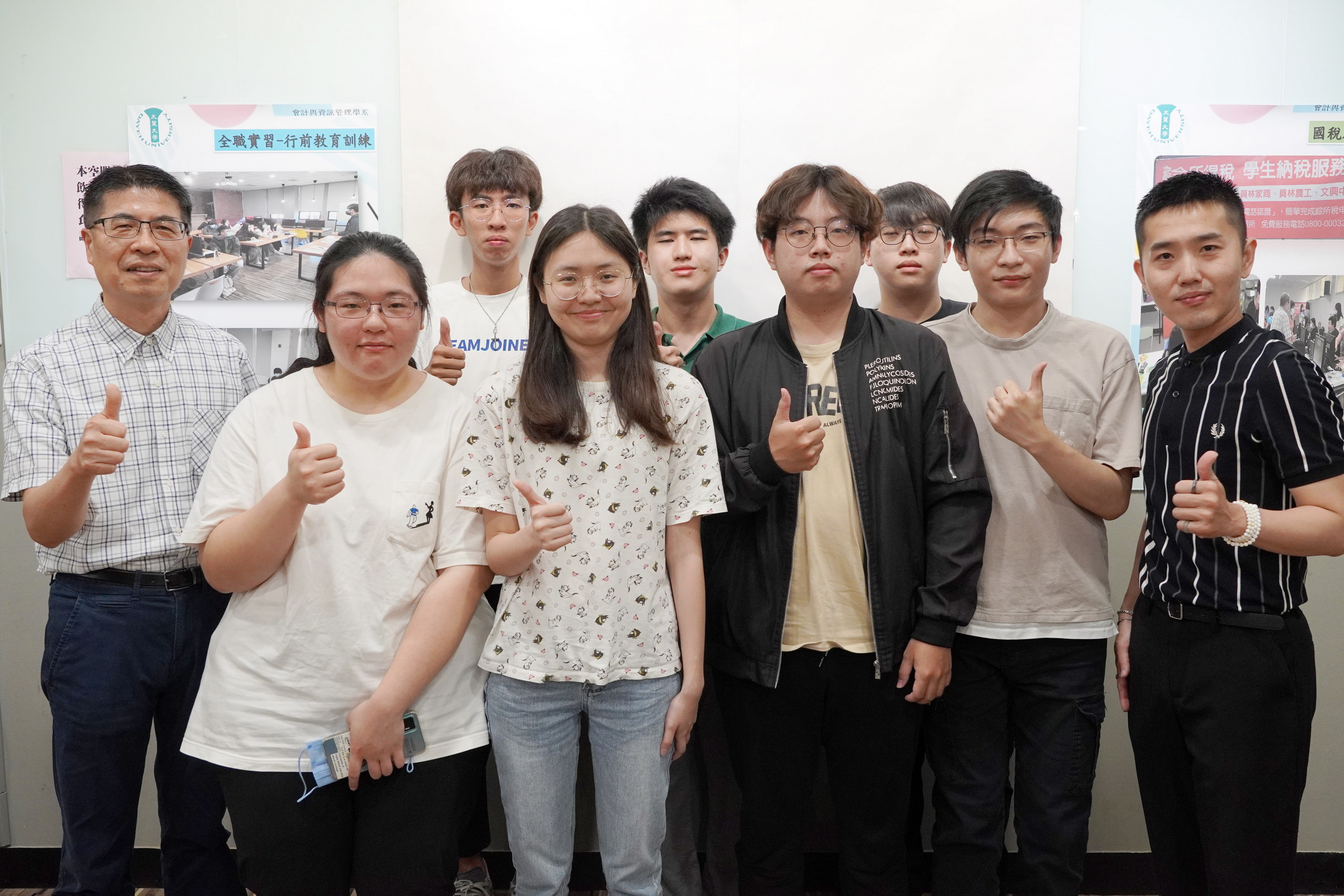 ▲大葉大學會計資訊學系培訓10名大三學生組成納稅服務隊,將從5月7日開始進駐國稅局員林稽徵所,協助民眾處理所得稅申報相關事宜。(記者張溎壕攝)