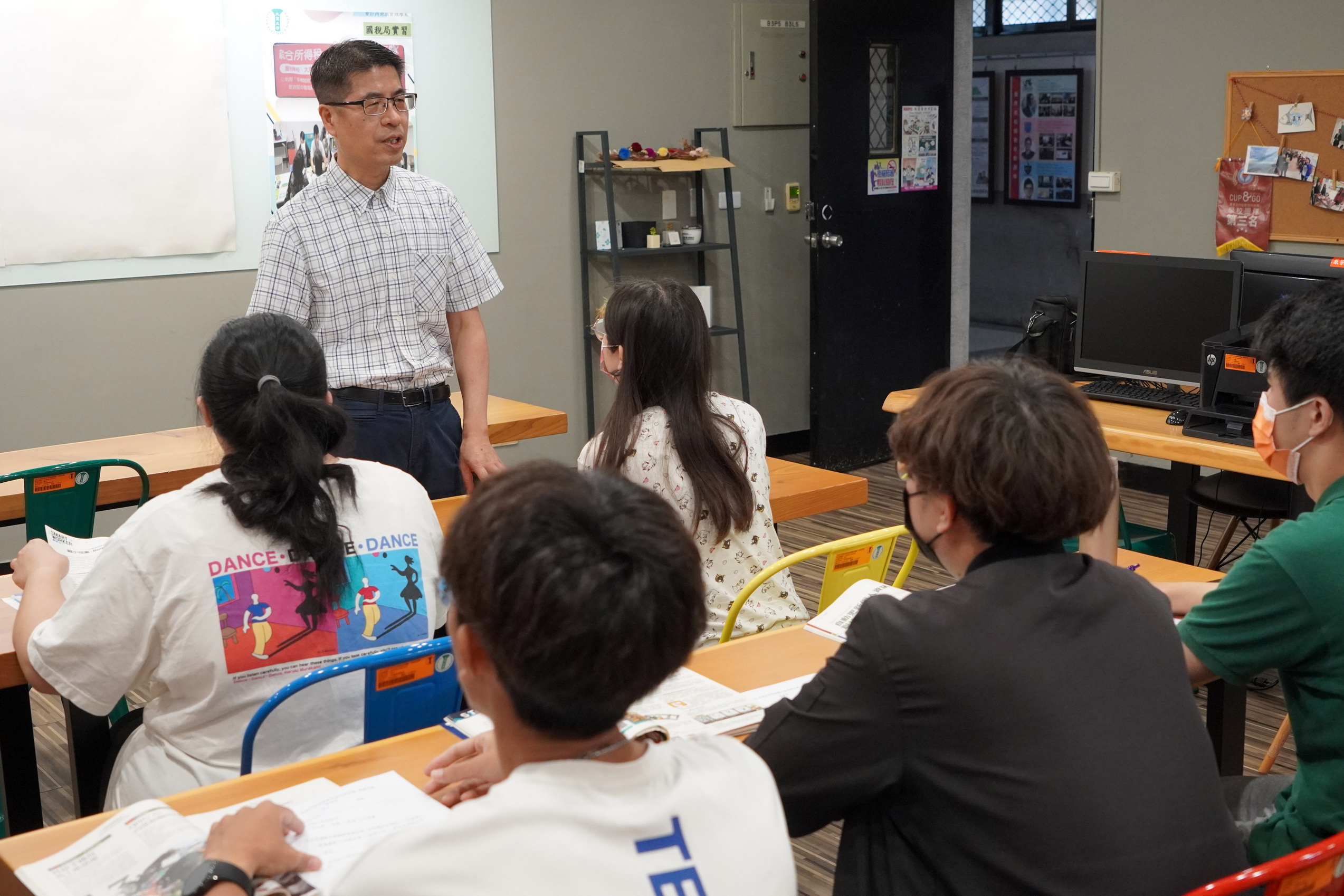 ▲大葉大學會計資訊學系培訓10名大三學生組成納稅服務隊，將從5月7日開始進駐國稅局員林稽徵所，協助民眾處理所得稅申報相關事宜。（記者張溎壕攝）
