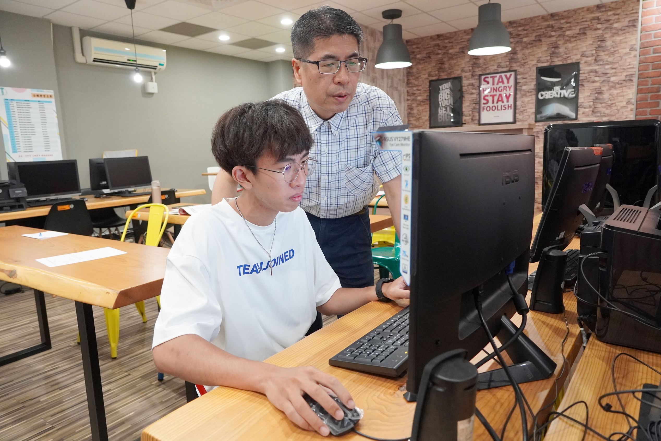 ▲大葉大學會計資訊學系培訓10名大三學生組成納稅服務隊，將從5月7日開始進駐國稅局員林稽徵所，協助民眾處理所得稅申報相關事宜。（記者張溎壕攝）