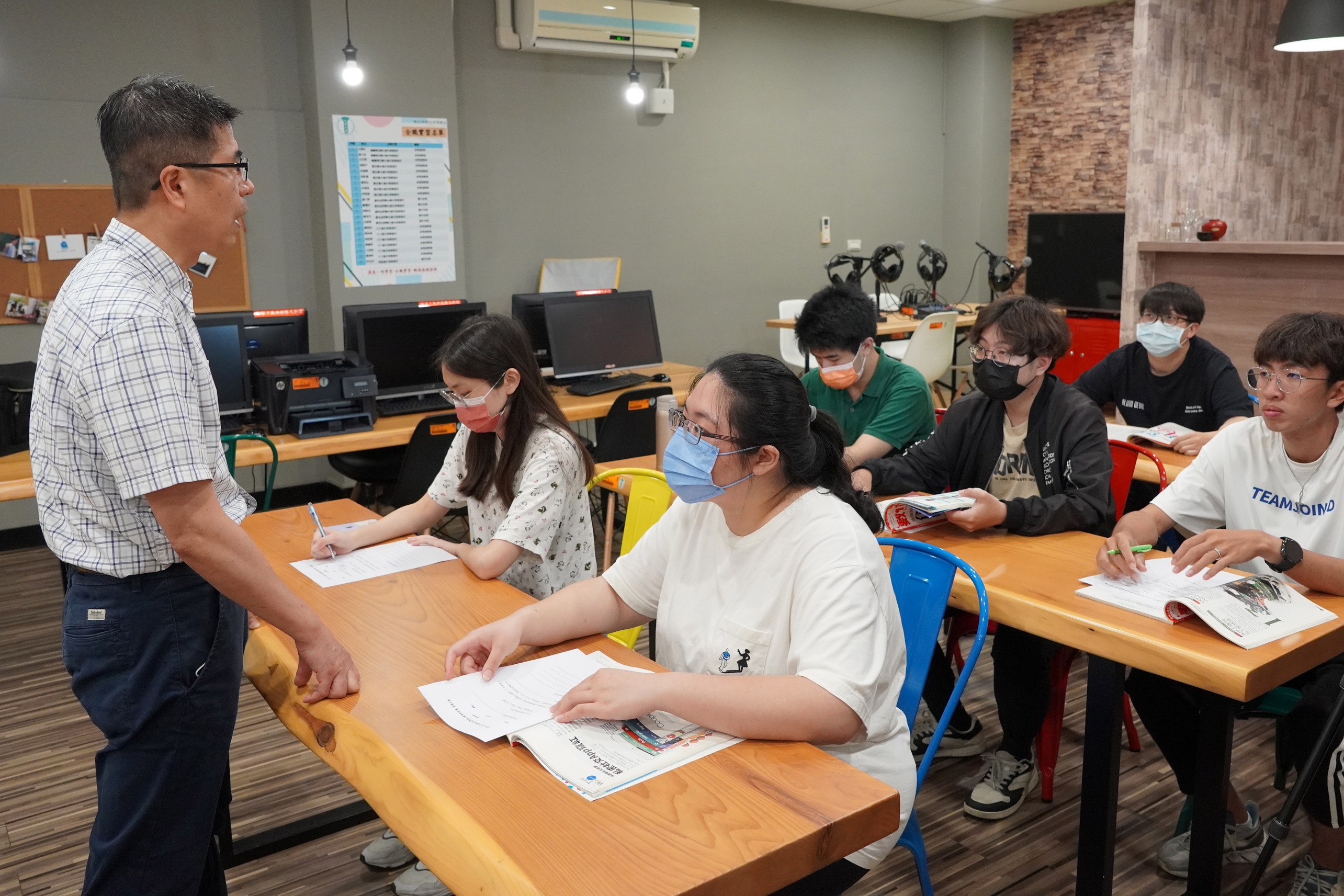 ▲大葉大學會計資訊學系培訓10名大三學生組成納稅服務隊，將從5月7日開始進駐國稅局員林稽徵所，協助民眾處理所得稅申報相關事宜。（記者張溎壕攝）