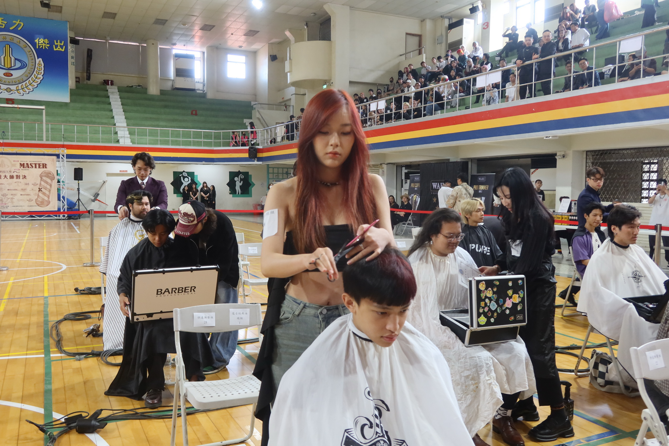 ▲第三屆Barber's master competition男士理髮大師對決大賽，來自全台逾百名理髮師建國科大在同場競技，尬創意性、技術性、整體設計。（記者張溎壕攝）