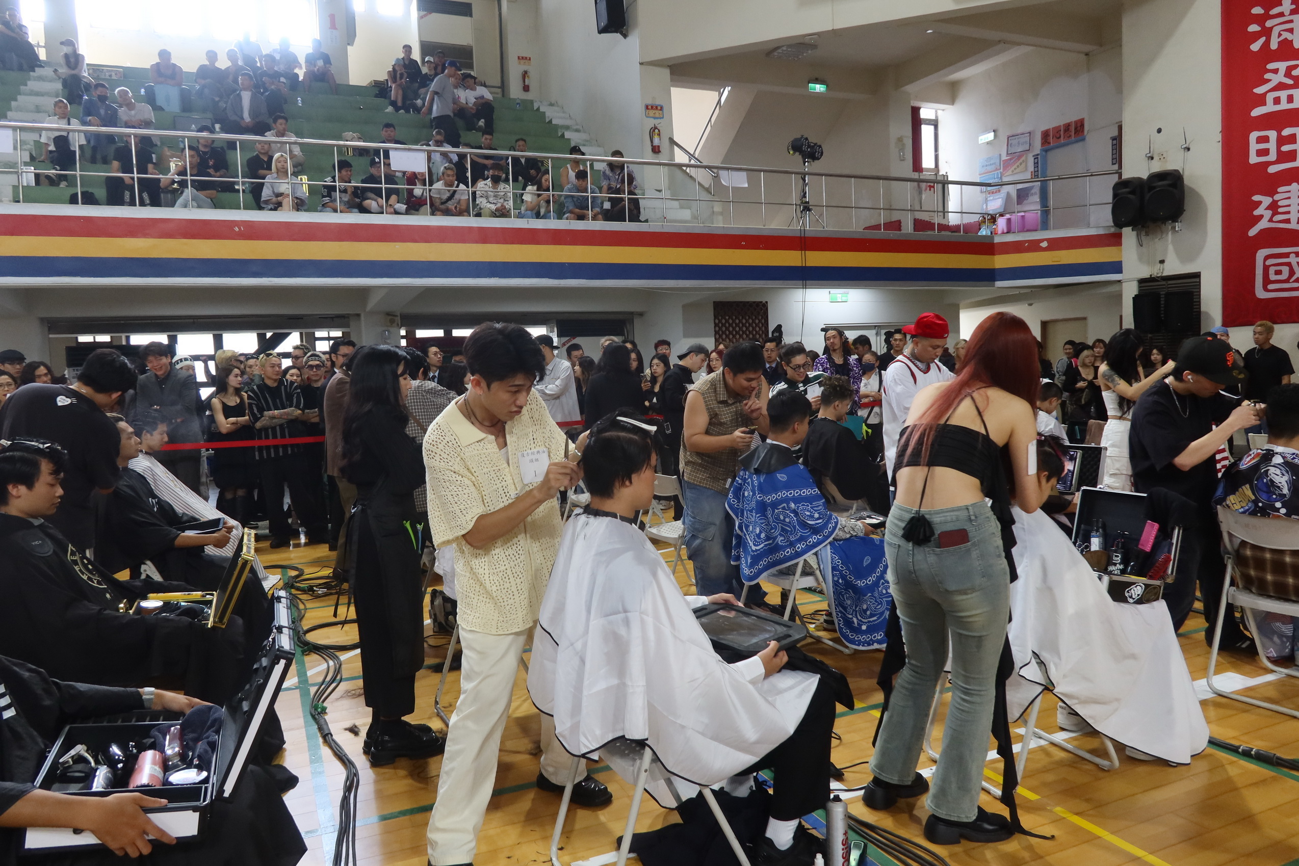 ▲第三屆Barber's master competition男士理髮大師對決大賽，來自全台逾百名理髮師建國科大在同場競技，尬創意性、技術性、整體設計。（記者張溎壕攝）