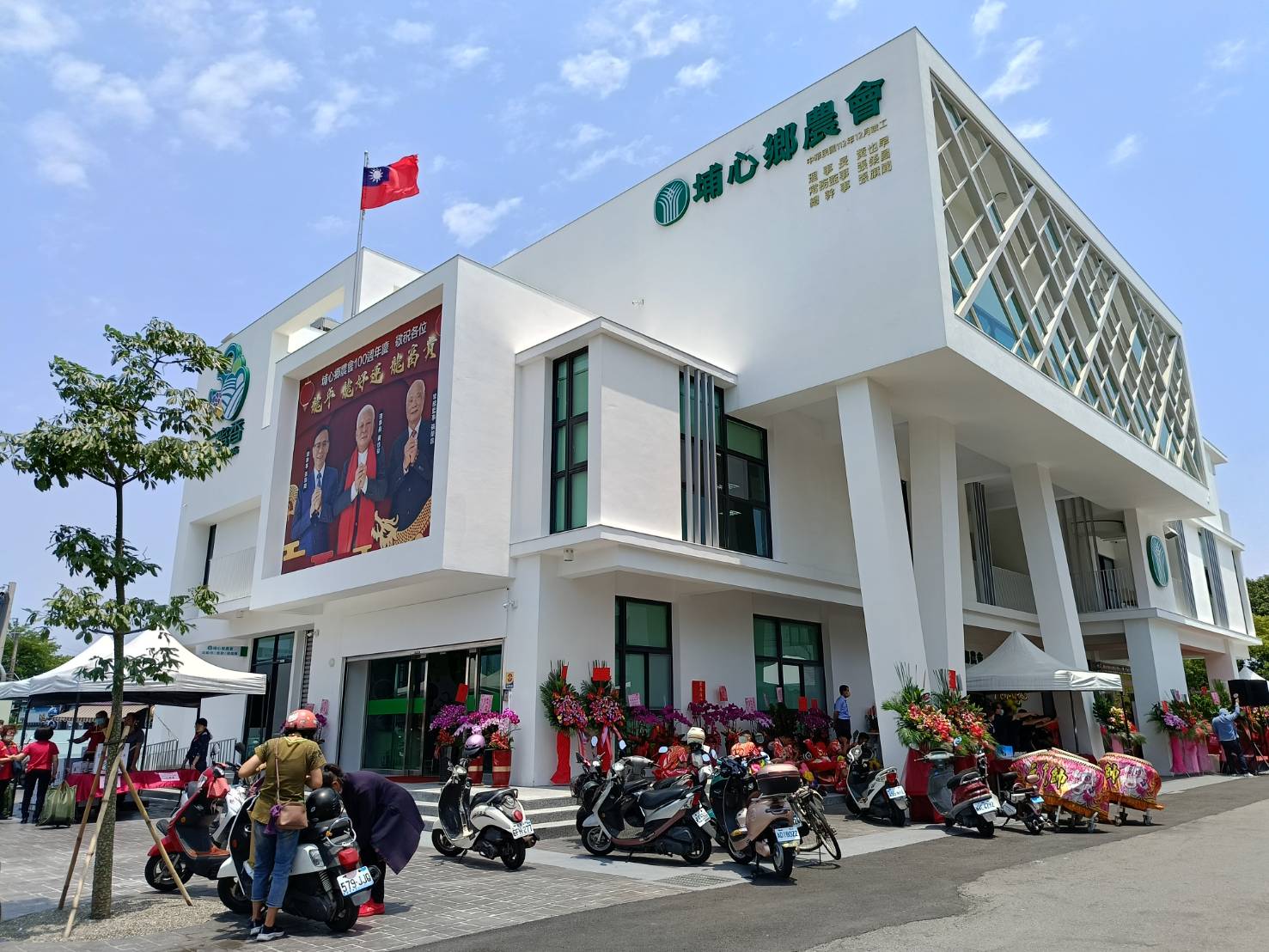 ▲埔心鄉農會多功能農民活動中心落成,克服新冠疫情、缺工、原物料飛漲等障礙,比原編經費多三成,全幢外牆白色,在地方上贏得「埔心白宮」美名。(記者張溎壕攝)