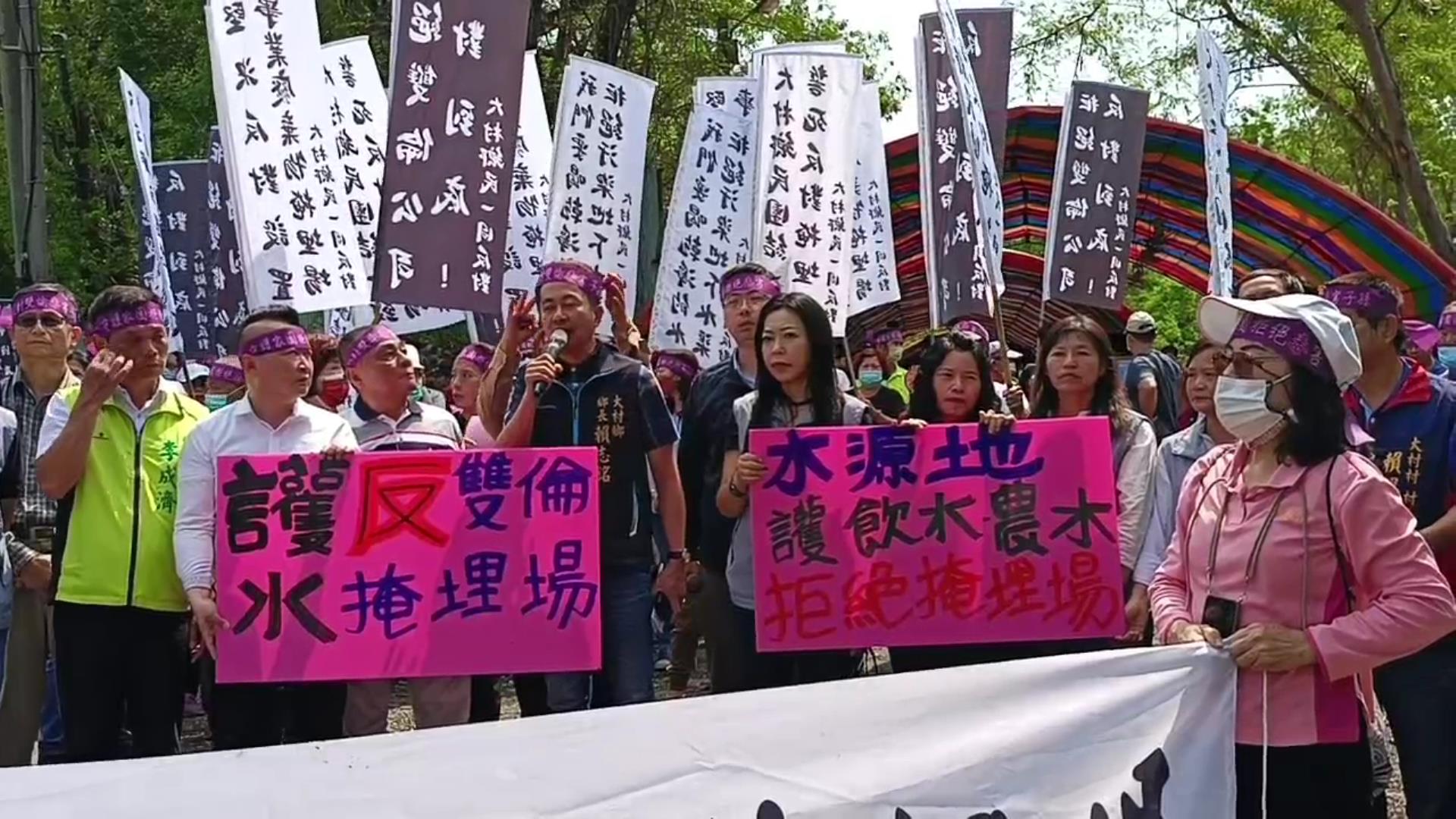 ：▲雙倫工程公司申請在彰化縣大村鄉興建一般事業廢棄處理場，舉辦說明會明過程抗議聲不斷，抗議民眾和環團高呼抗議、撤案。（記者張溎壕攝）